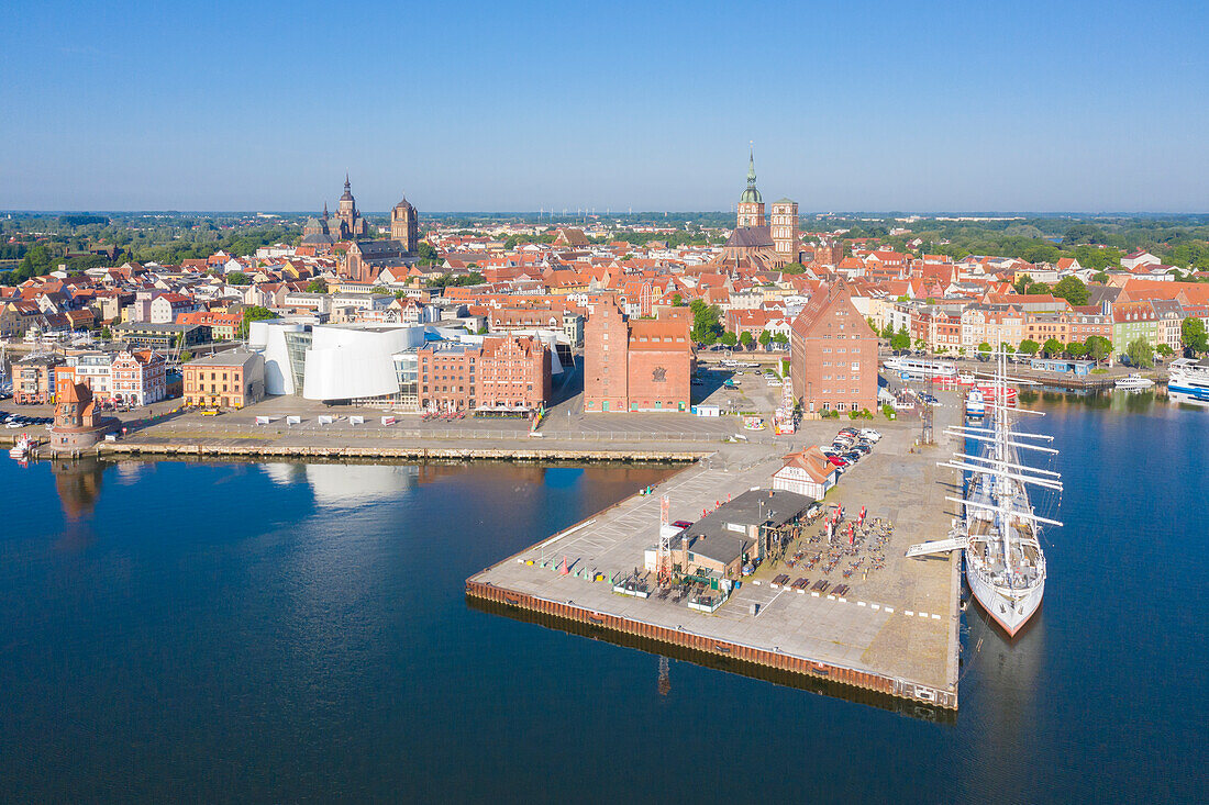 Blick auf Hafen von Stralsund, Sommer, Mecklenburg-Vorpommern, Deutschland