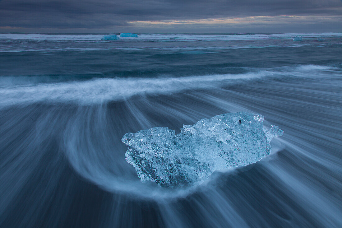 Eisbrocken am Strand Breidamerkursandur, Sudursveit, Island