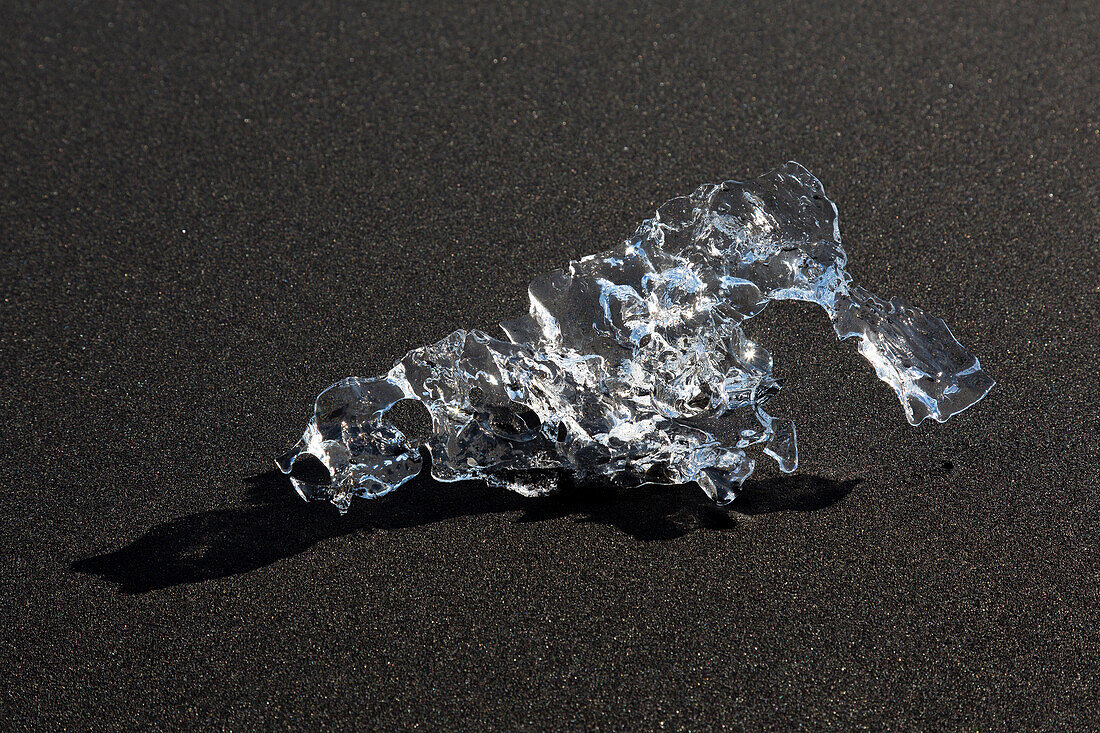 Eisbrocken am Strand Breidamerkursandur, Sudursveit, Island