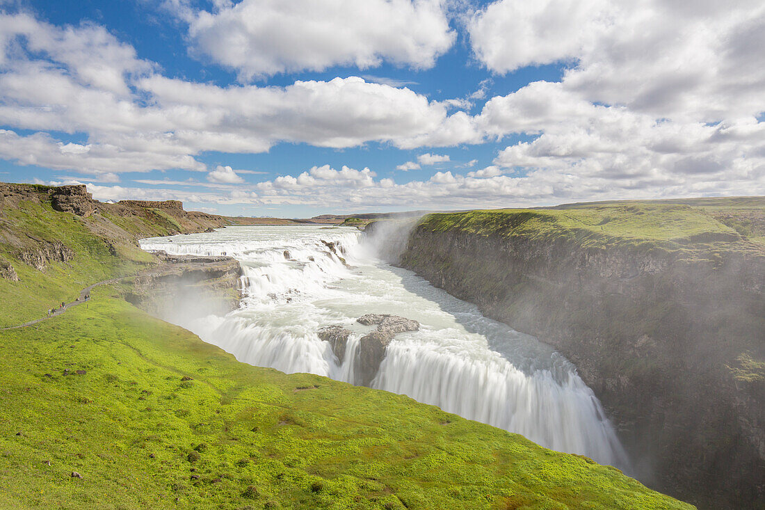 Gullfoss ist ein berühmter Wasserfall des Flusses Hvita, Sommer, Haukadalur, Island