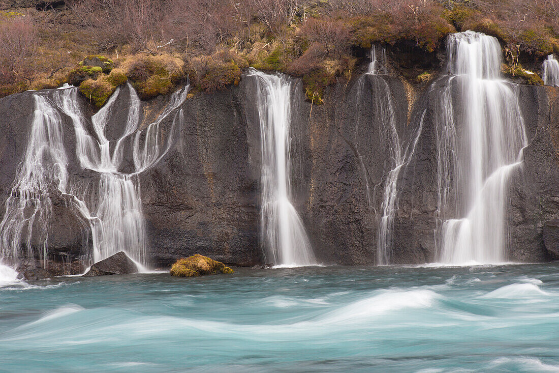 Hraunfossar sind Wasserfälle des Flusses Hvíta, Winter, Vesturland, Island