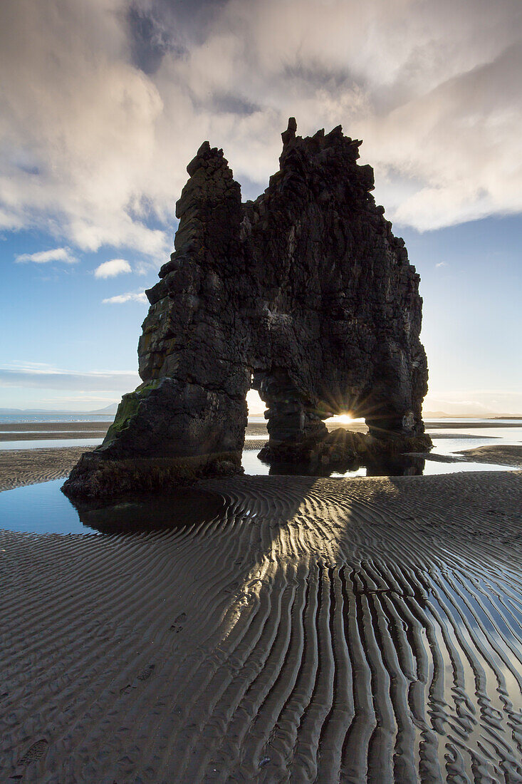  Hvitserkur, a basalt rock on the east coast of the Vatnsnes peninsula, Iceland 