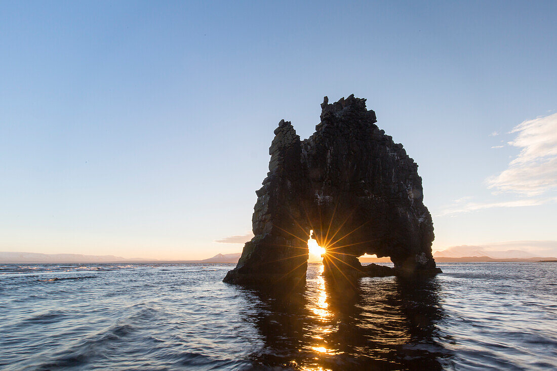 Hvitserkur, ein Basaltfelsen an der Ostküste der Halbinsel Vatnsnes, Island