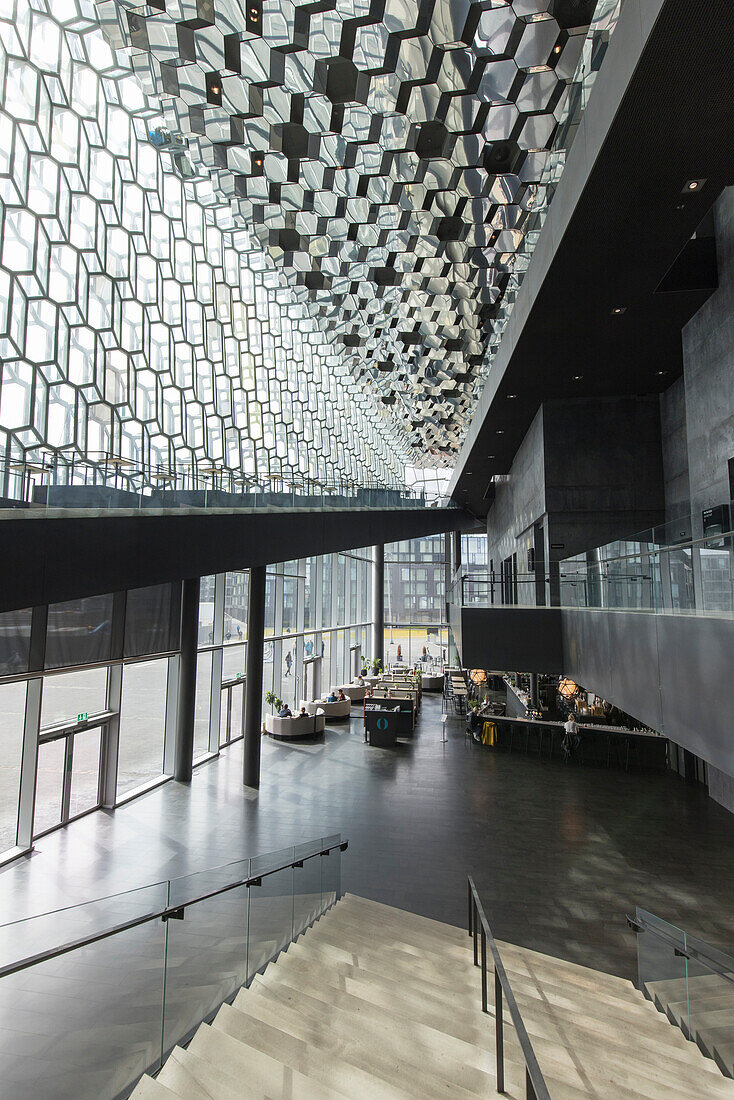 Glasfassade am Konzerthaus Harpa, Reykjavik, Island