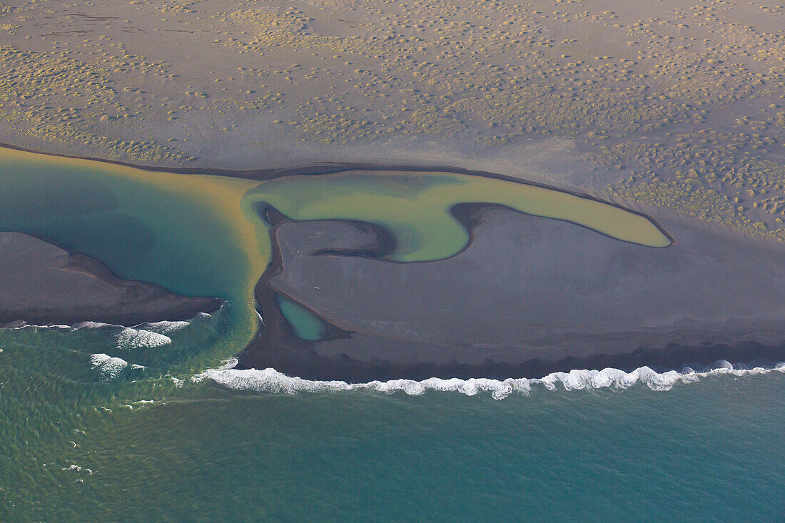 Sedimente im Wasser am Lavasandstrand Landeyjarsandur, Luftbild, Sommer, Island