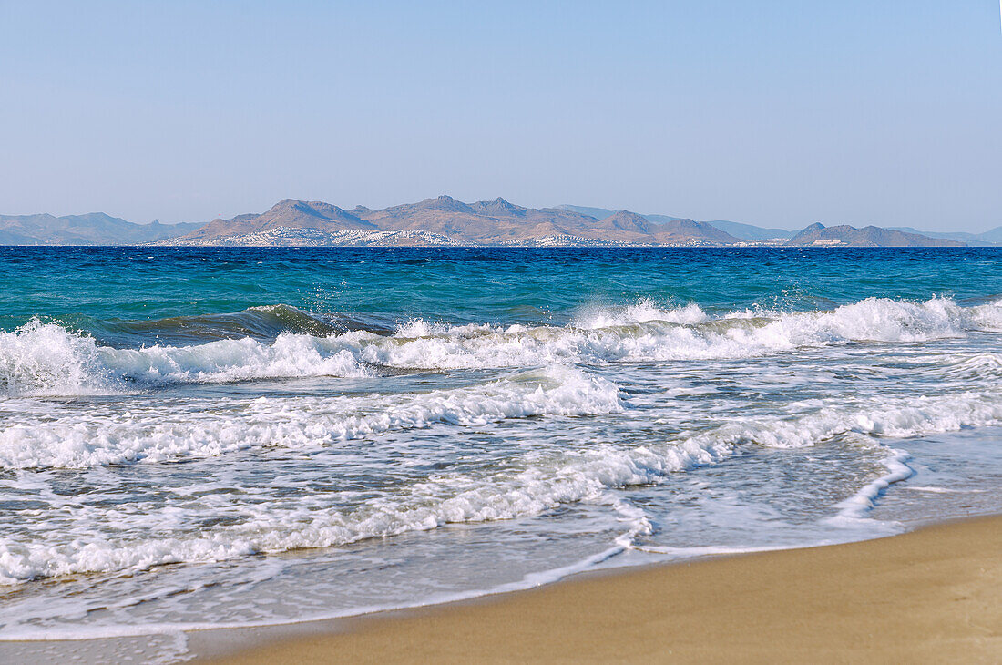 Sandstrand in Tigaki (Tingaki) auf der Insel Kos in Griechenland mit klarer Sicht auf die Küste der Türkei