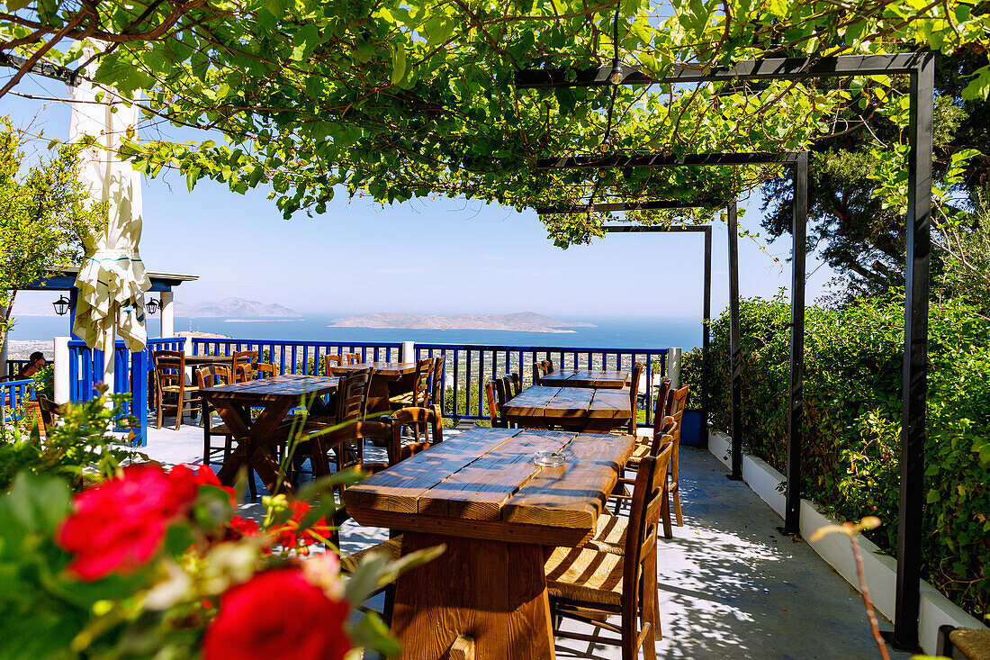 Taverna Sunset Balcony am frühen Morgen in Zia auf der Insel Kos in Griechenland