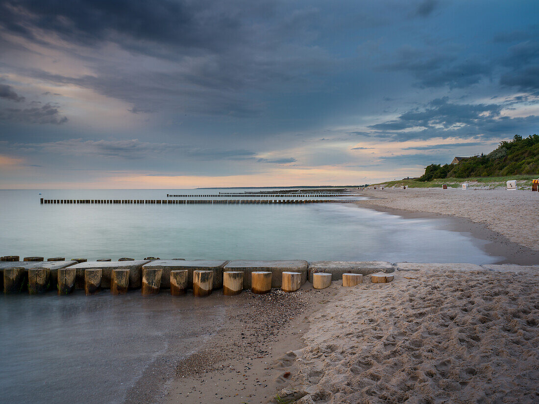  Beach of Ahrenshoop in the evening, Ahrenshoop, Baltic Sea, Fischland, Darß, Zingst, Vorpommern-Rügen district, Mecklenburg-Vorpommern, Western Pomerania region, Germany, Europe 