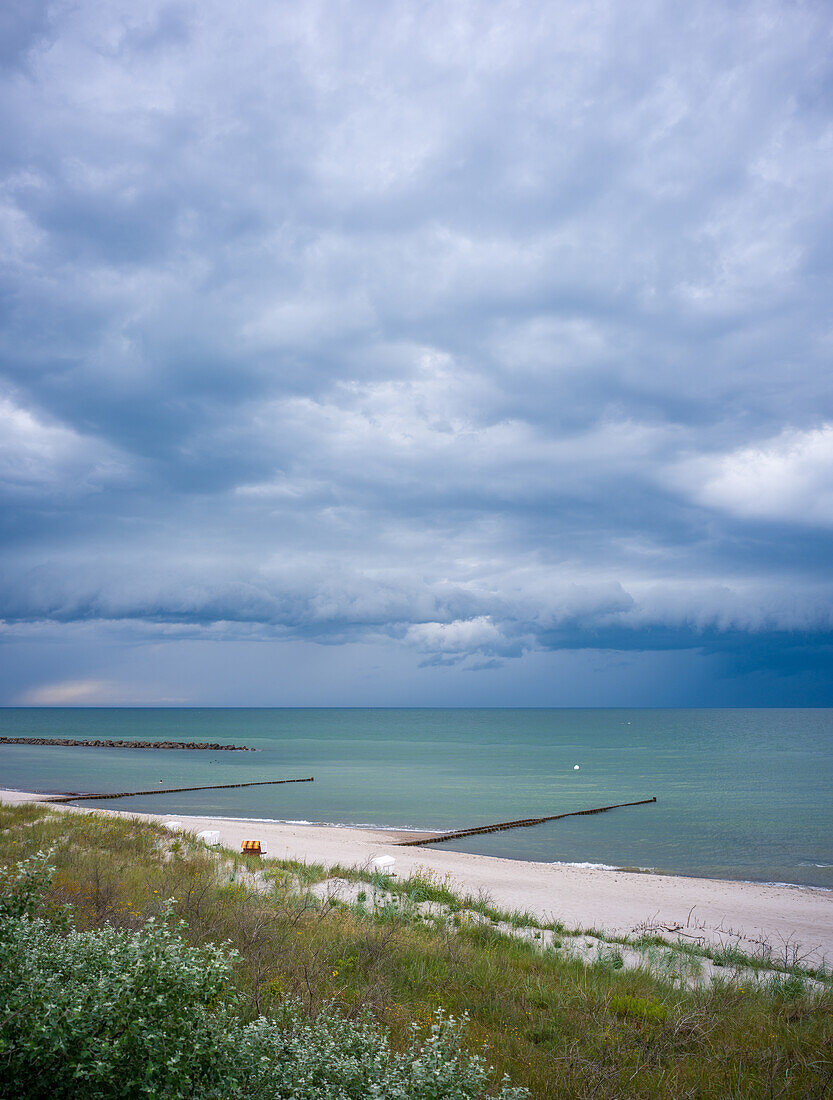  A thunderstorm is brewing on the beach of Ahrenshoop, Ahrenshoop, Baltic Sea, Fischland, Darß, Zingst, Vorpommern-Rügen district, Mecklenburg-Vorpommern, Western Pomerania region, Germany, Europe 