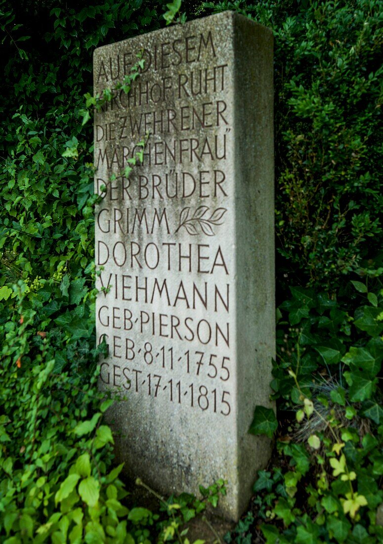 Gedenkstein Dorothea Viehmann am ehemaligen Kirchhof der Matthäuskirche, Kassel-Niederzwehren, Hessen, Deutschland