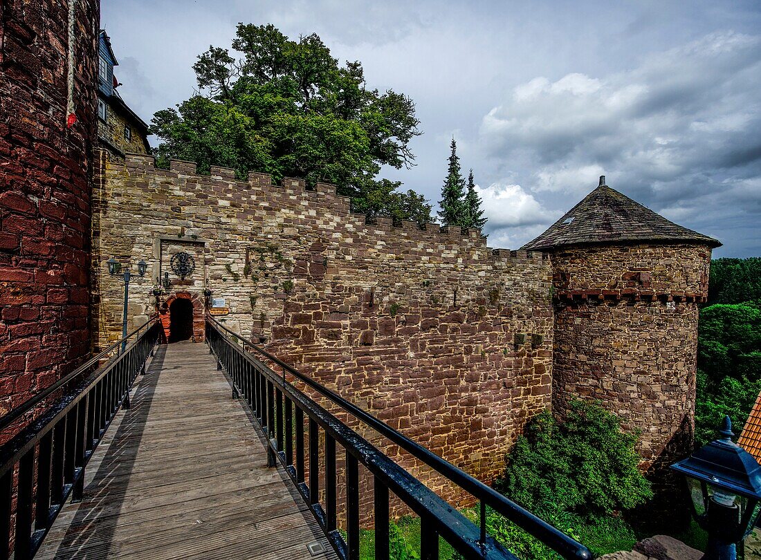 Brücke zum Portal der Trendelburg, Wachturm und Wallgraben, Trendelburg, Landkreis Kassel, Hessen, Deutschland