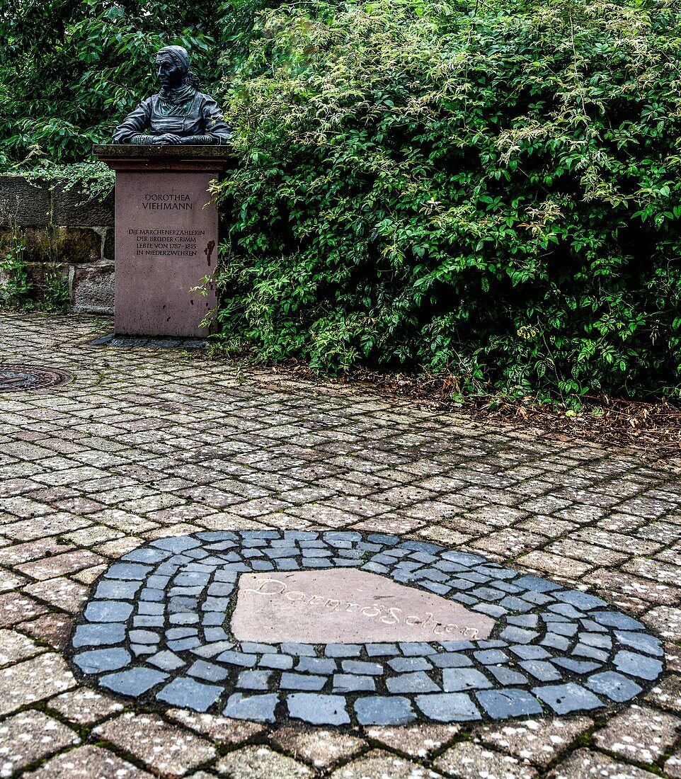 Statue Dorothea Viehmann und Dornröschen, Märchenplatz im Märchenviertel Niederzwehren, Kassel, Hessen, Deutschland