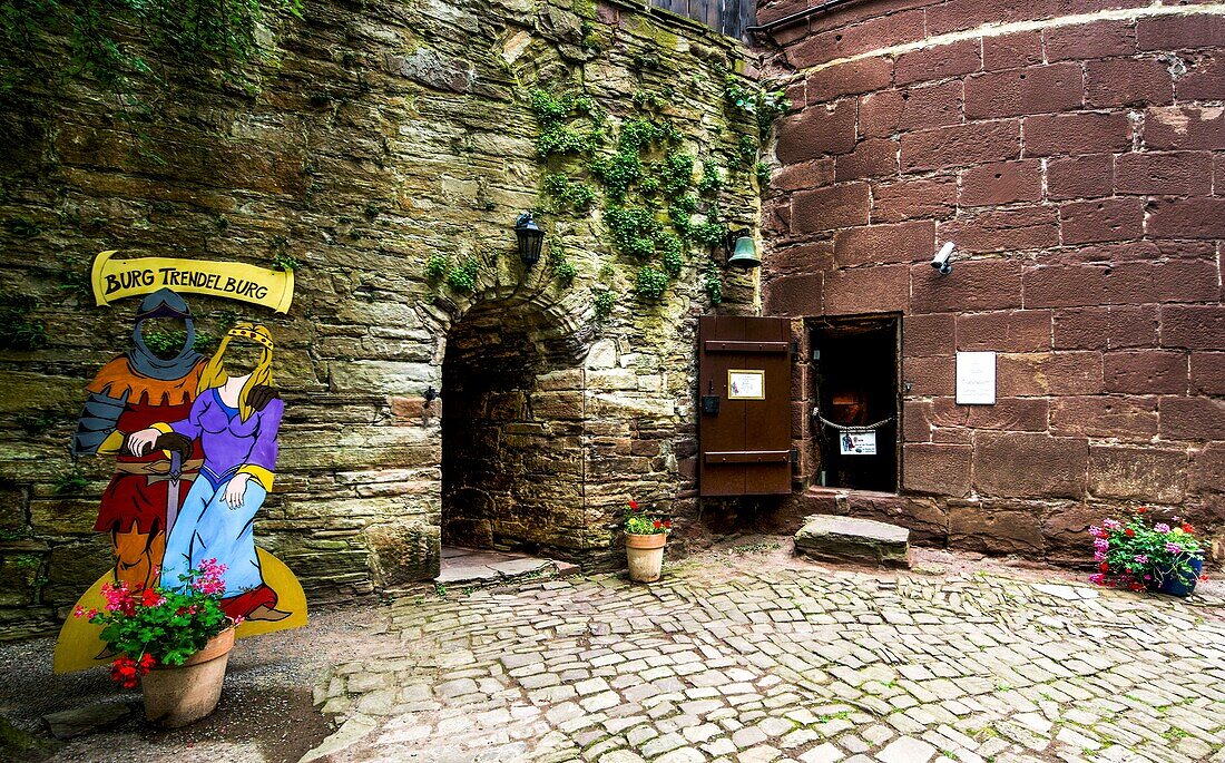 Innenhof der Burg Trendelburg, Eingang zur Burg und Zugang zum Rapunzelturm, Trendelburg, Landkreis Kassel, Hessen, Deutschland