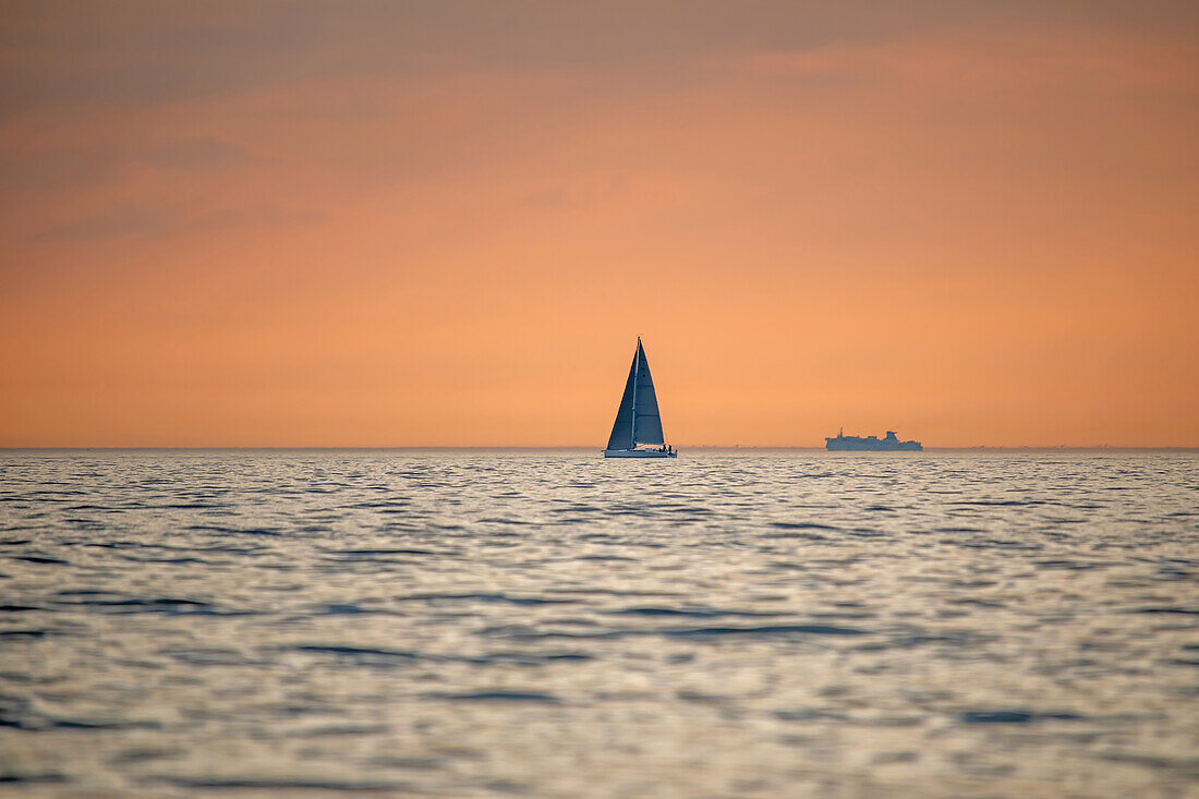 Segelboot auf der Ostsee, Ahrenshoop, Wustrow, Ostsee, Fischland, Darß, Zingst, Mecklenburg-Vorpommern, Landesteil Vorpommern, Deutschland, Europa