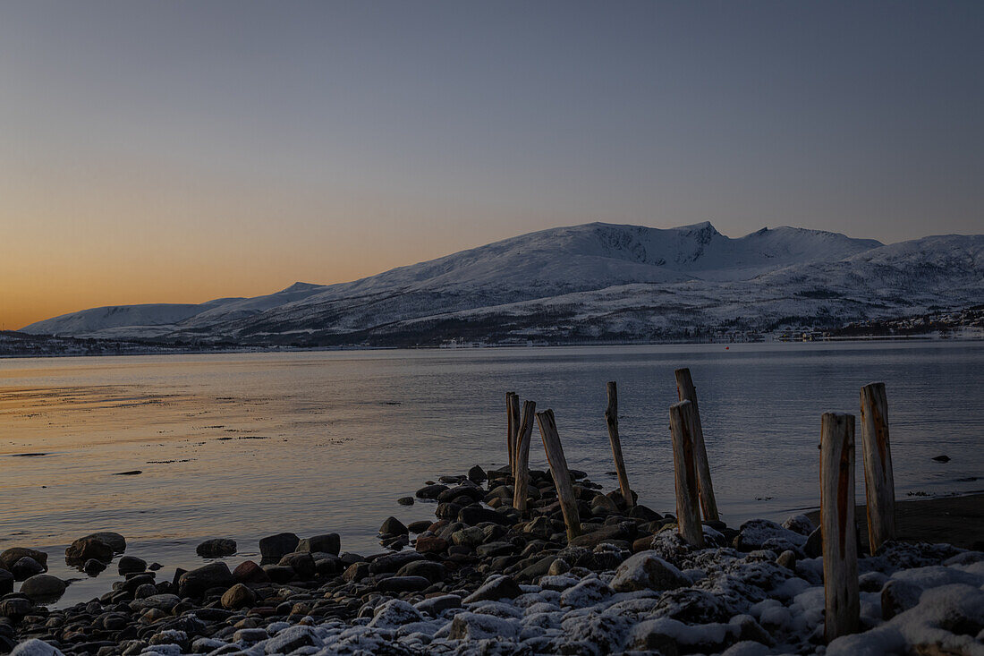 Winter in der Region Trömso, Kvaloysletta, mit Bergen im Dämmerungslicht