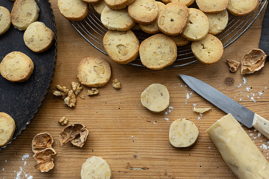 Sablés mit Walnüssen, auf Blech, Gitter und Holzbrett, gebacken und in Arbeit