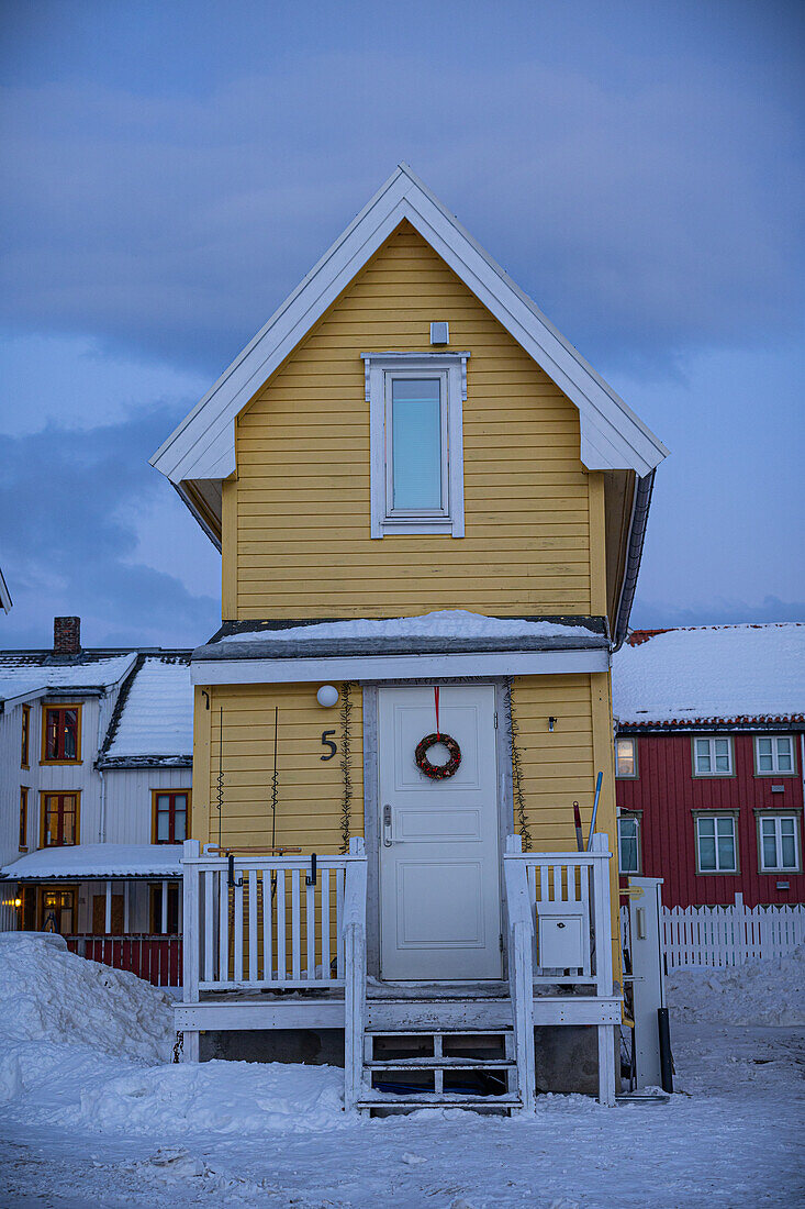 Traditionelles Haus in Trömso im Winter, Dämmerung