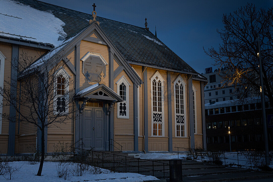 Kirche in Trömsö im Dämmerungslicht