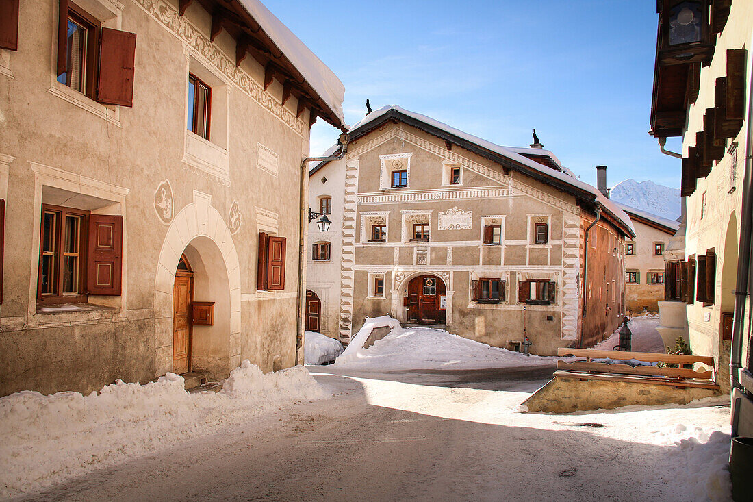 Guarda im Winter mit den typischen traditionellen Sgraffito Häusern, Unterengadin, Schweiz