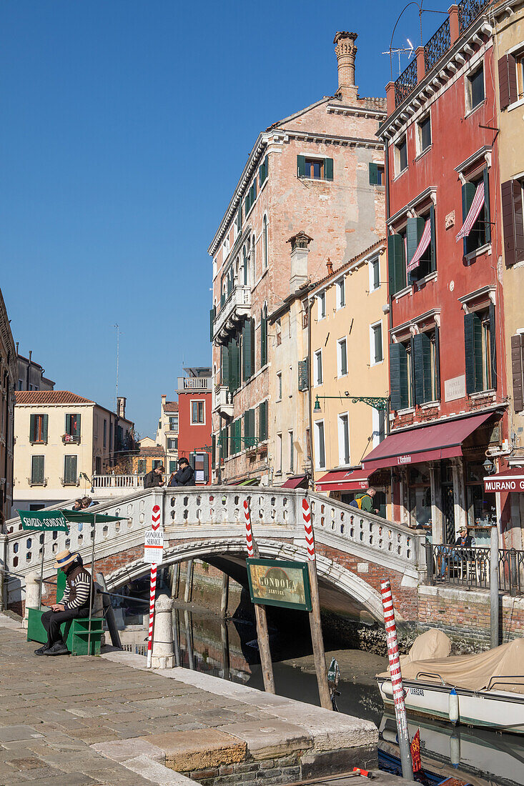  Gondola station in the old town of Venice, Sestiere San Polo, Venice, Veneto, Northern Italy, Italy, Europe 