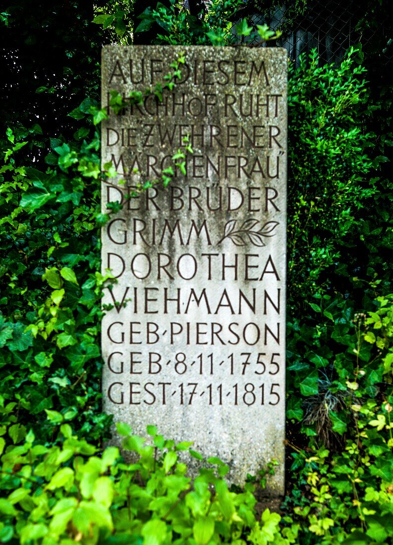 Gedenkstein Dorothea Viehmann am ehemaligen Friedhof an der Matthäuskirche, Kassel-Niederzwehren, Hessen, Deutschland