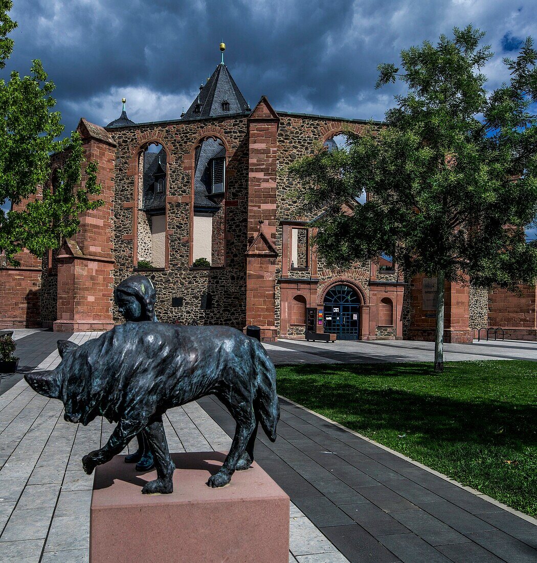  Fairytale Trail Hanau, Little Red Riding Hood, in the background the Walloon-Dutch Church, Französische Allee, Hanau, Hesse, Germany 