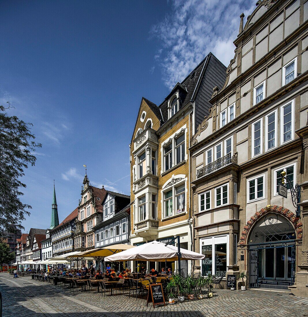  Outdoor dining in Osterstraße, old town of Hameln, Lower Saxony, Germany 