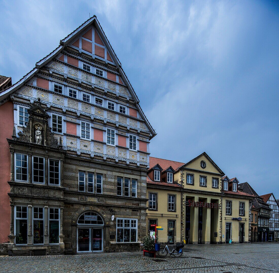  Dempterhaus (1607 - 1608) at the market in Hameln, on the right the city gallery, old town of Hameln, Lower Saxony, Germany 