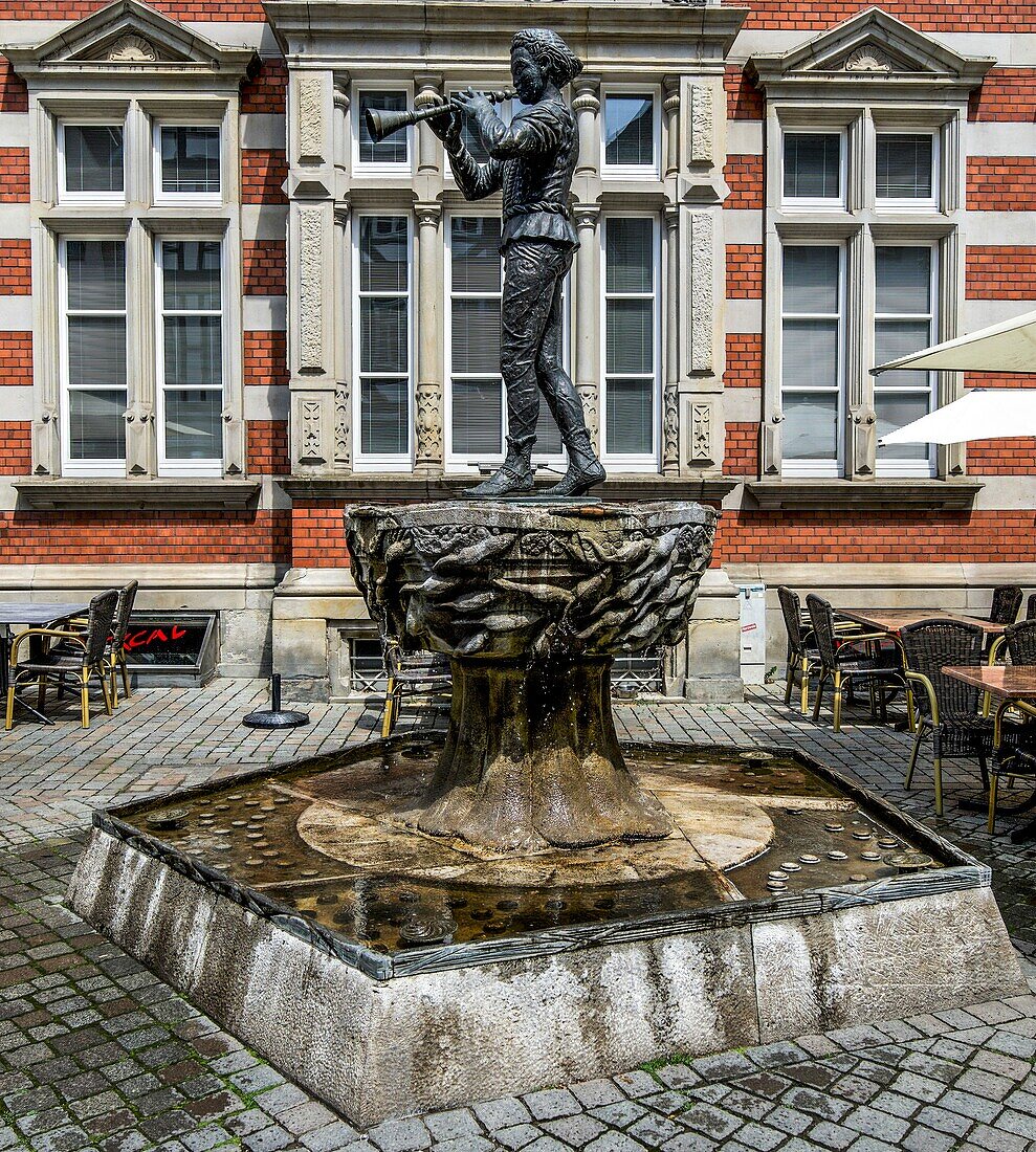 Rattenfängerbrunnen in der Osterstraße, Rattenfänger von Hameln, Altstadt von Hameln, Niedersachsen, Deutschland