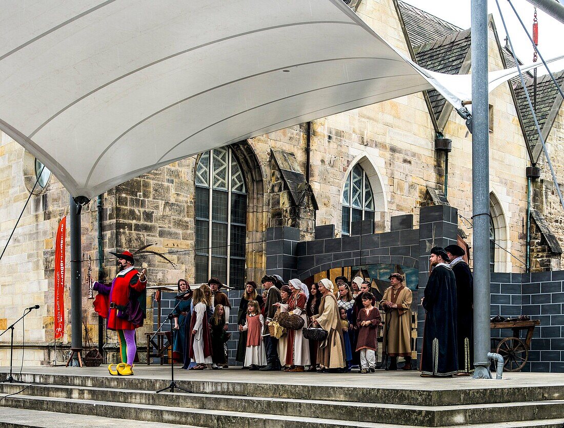  Pied Piper open-air play on the terrace of the Wedding House, Old Town of Hameln, Lower Saxony, Germany 