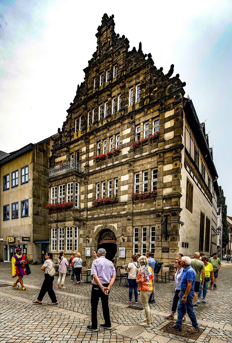  City tour with the Pied Piper of Hamelin in front of the Pied Piper&#39;s House, Osterstraße, Old Town of Hamelin, Lower Saxony, Germany 