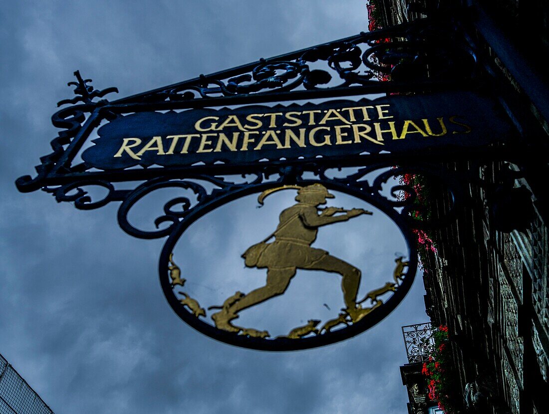  Pied Piper&#39;s House in Hamelin, pub sign depicting the Pied Piper, Hamelin, Lower Saxony, Germany 