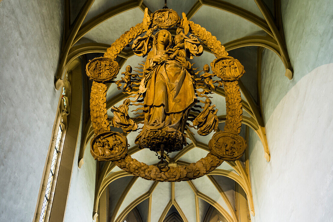 Schwebende Madonna im Rosenkranz, von Tilman Riemenschneider, Wallfahrtskirche Maria im Weingarten, Volkach, Mainfranken, Unterfranken, Franken, Bayern, Deutschland