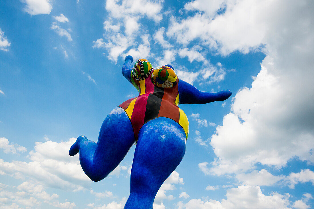 Würth Museum 2, Skulptur Blaue Nana von Niki de Saint Phalle, Gaisbach, Künzelsau, Baden-Württemberg, Deutschland