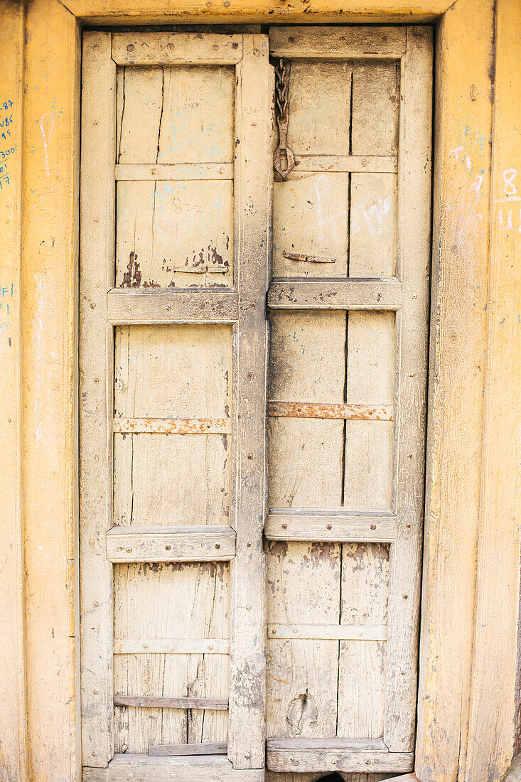 Pune, Indien, Tür, Türe zu einem Haus, Vintage-Architektur