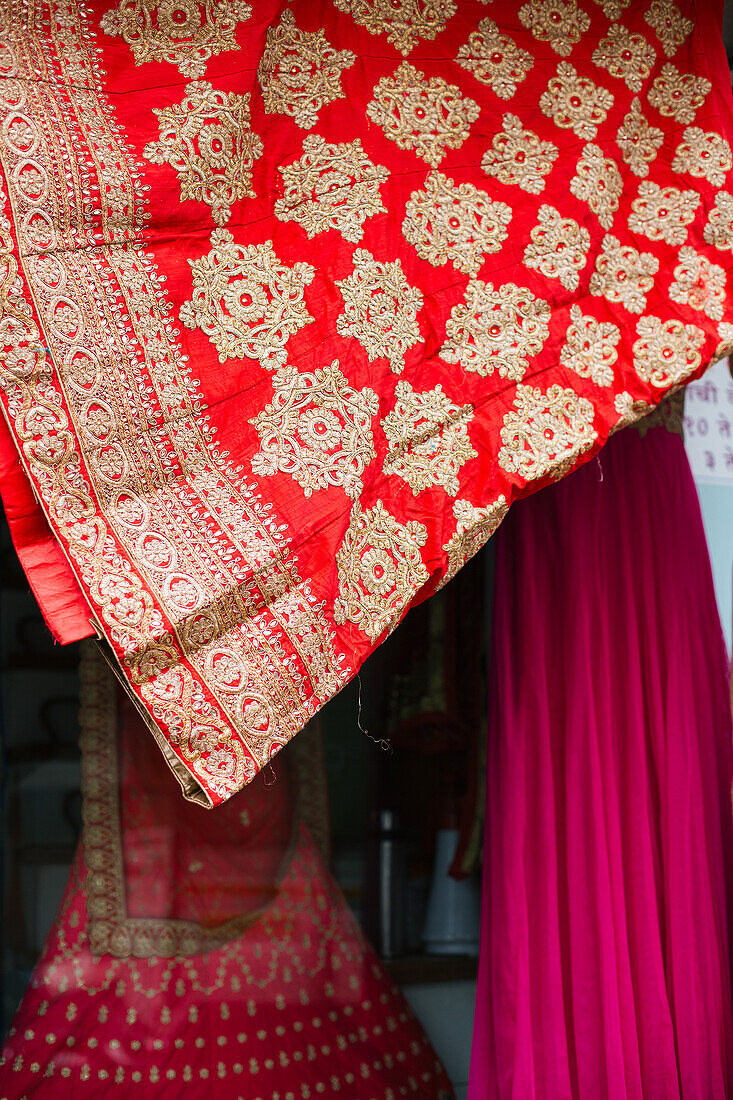 Pune, Indien, Sari, Brautmode im Schaufenster