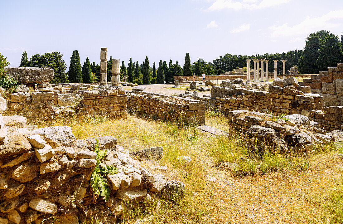  Asklipieion (Asklipion) on the island of Kos in Greece: Middle terrace, Ionic columns, Asklipios Temple (Temple of Asklipios) (left) and Apollon Temple (Temple of Apollo, Apollo Temple) (right) 