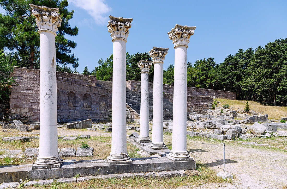 Asklipieion (Asklipion) auf der Insel Kos in Griechenland: Mittlere Terrasse, Ionische Säulen, Apollon-Tempel (Tempel des Apollo, Apollo-Tempel), Substruktion und Treppenanlage der Oberen Terrasse