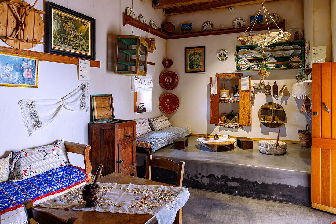 Traditionelles Haus mit Wohnstube bei der restaurierten Mühle Mylotopi in Kefalos auf der Insel Kos in Griechenland