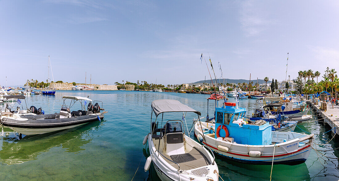 Hafen mit Johanniterkastell Neratzia und Fischerbooten in Kos-stadt auf der Insel Kos in Griechenland