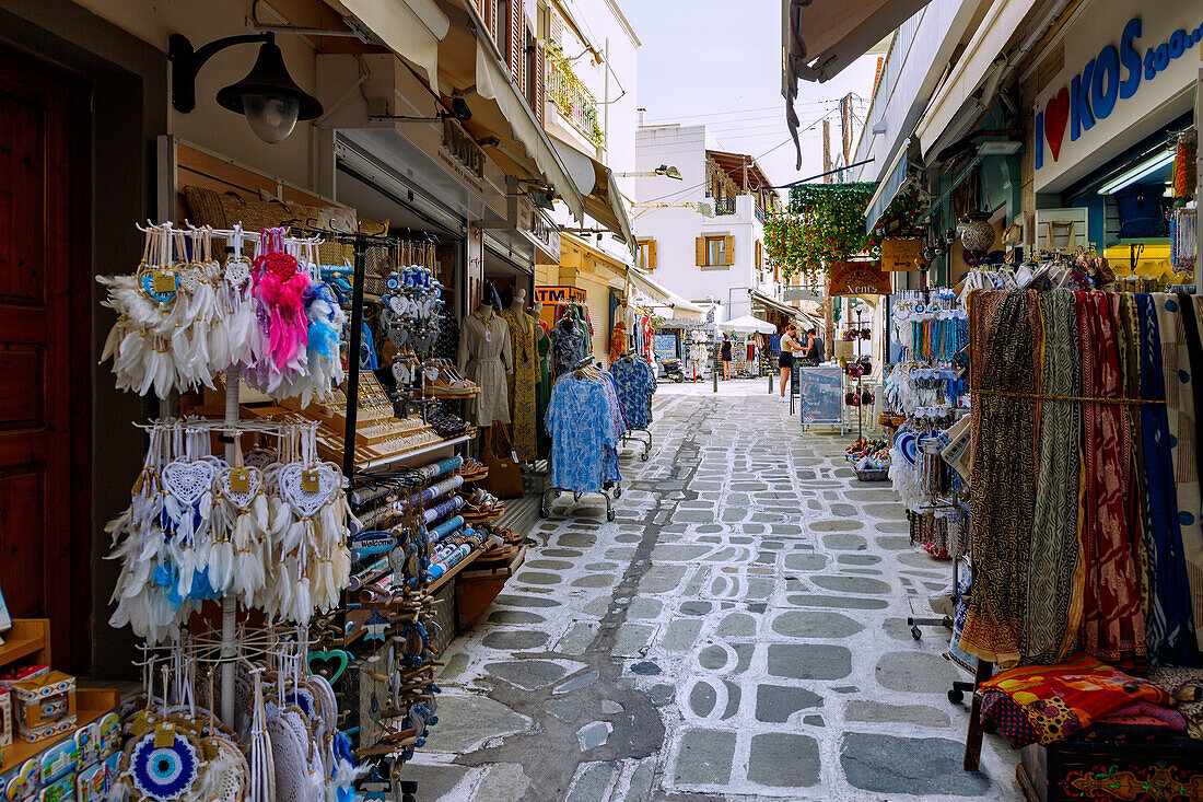 Einkaufsstraße Odos Ifestou mit Souvenirshops in Kos-Stadt auf der Insel Kos in Griechenland