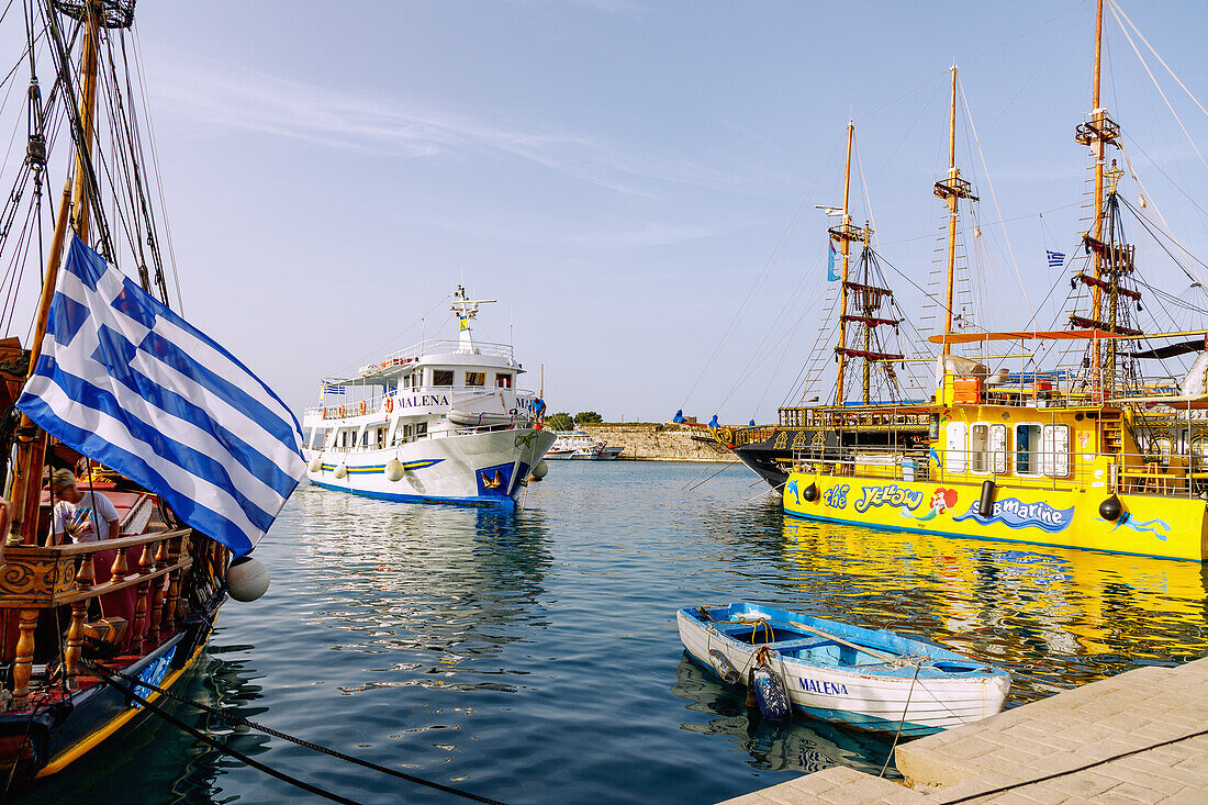 Ausflugsschiffe im Hafen von Kos-Stadt auf der Insel Kos in Griechenland