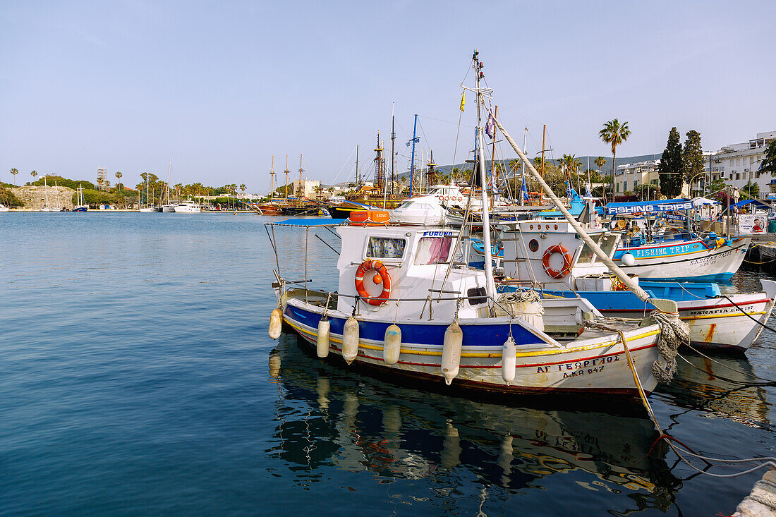 Hafen mit Fischerbooten in Kos-Stadt auf der Insel Kos in Griechenland