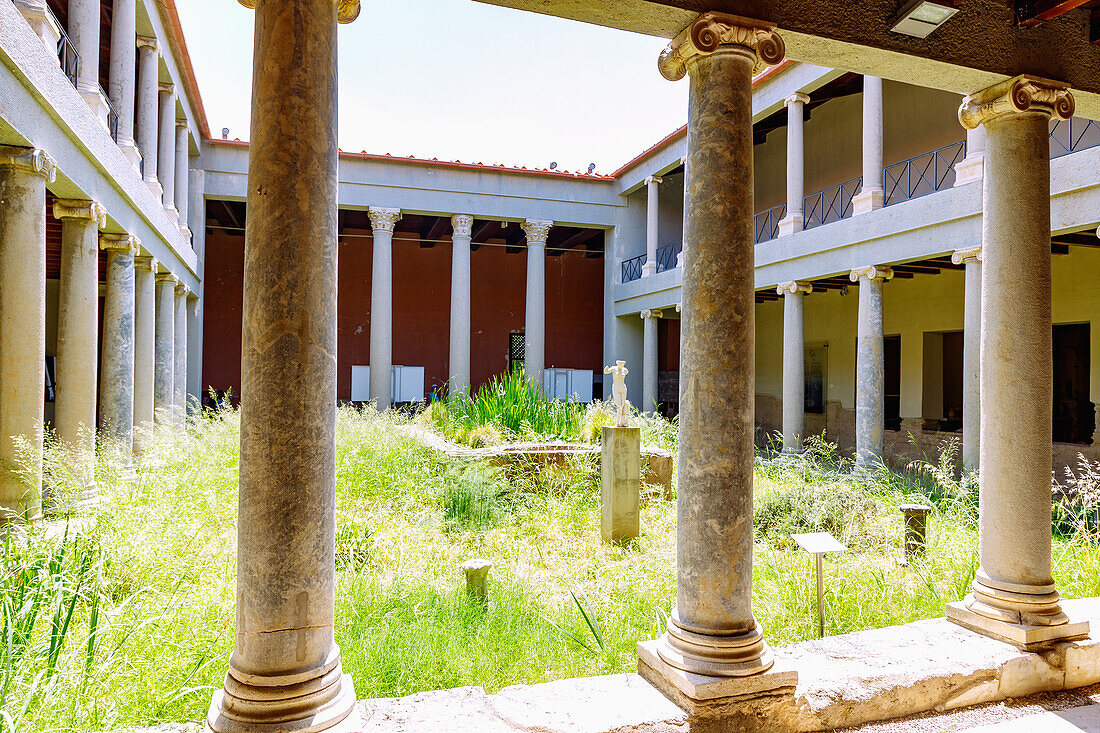 Casa Romana in Kos-Stadt auf der Insel Kos in Griechenland: großer Innenhof mit doppelstöckigen Kolonnaden