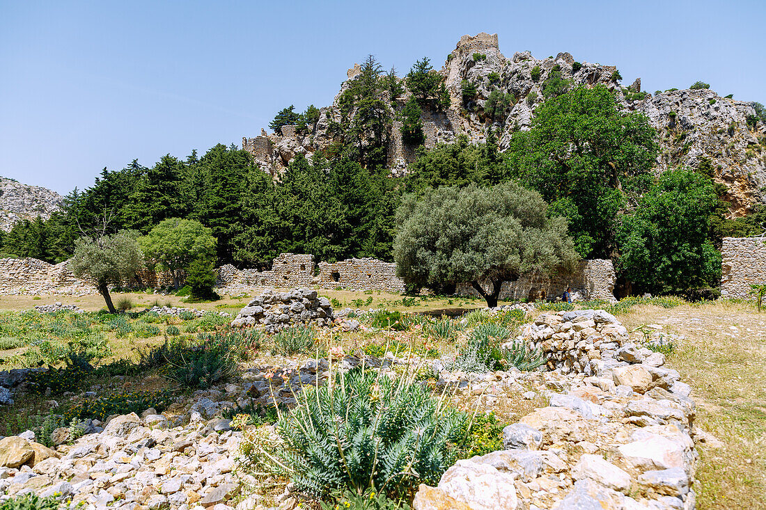 Mauerreste der Stadtbefestigung und Blick auf die Burgruine Castro in der Ruinenstadt Paleo Pyli (Palio Pili, Palea Pyli, Alt-Pyli, Old Pyli) auf der Insel Kos in Griechenland