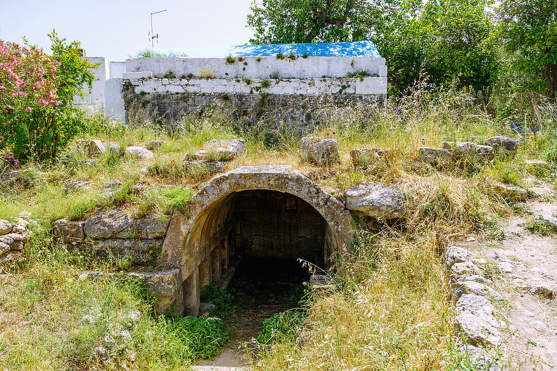 Grab des Harmylos (Tafos tou Charmiiou, Charmilos Grave) mit Kapelle Stavrou in Pyli (Pili) auf der Insel Kos in Griechenland