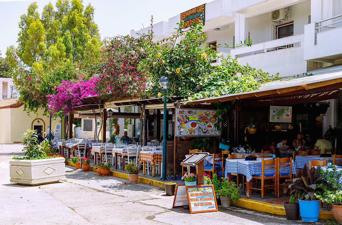 Tavernen und Kapelle Evangelistria am Dorfplatz Platia Agiou Nikolaou von Pyli (Pili) auf der Insel Kos in Griechenland