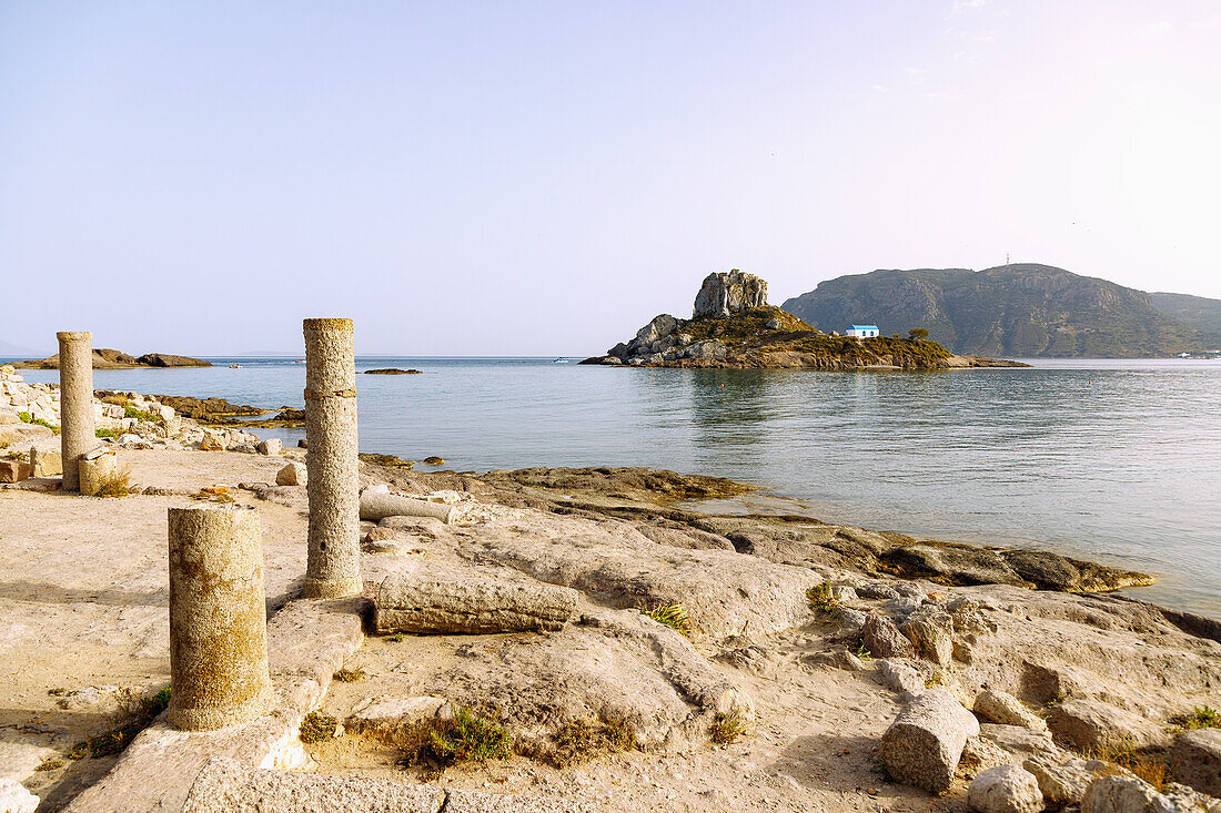 frühchristliche Basilika Agios Stefanos mit Ausblick auf die Insel Kastri mit der Kapelle Agios Nikolaos, auf die Bucht von Kefalos und Agios Stefanos Beach auf der Insel Kos in Griechenland