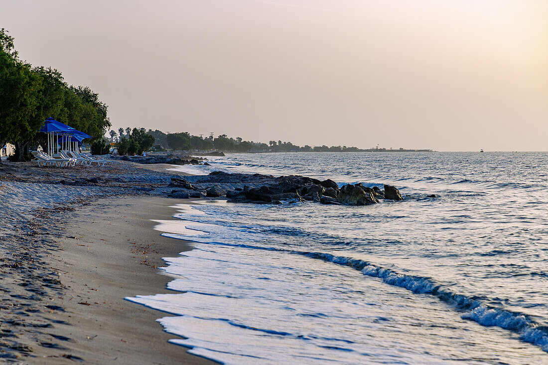 Sandstrand in Tigaki (Tingaki) kurz vor Sonnenuntergang auf der Insel Kos in Griechenland mit Blick auf die Küste der Türkei