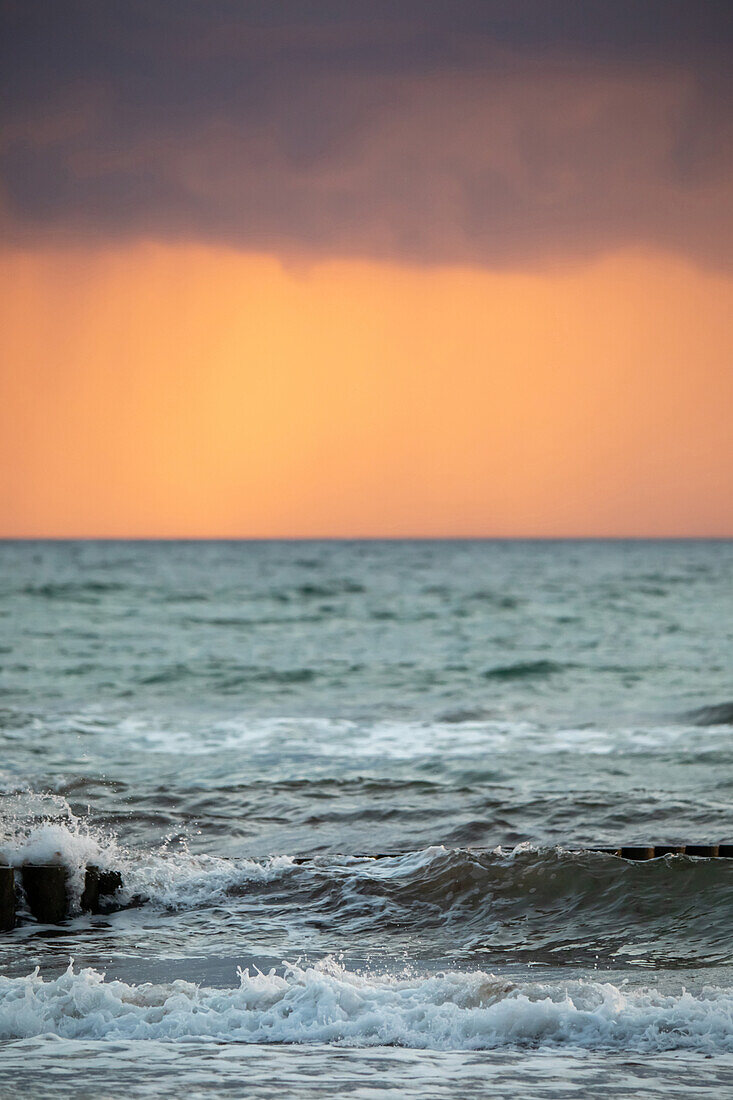  Sunset on the beach, Fischland/Darß, Baltic Sea, Wustrow, Ahrenshoop, Prerow, Zingst, Mecklenburg-Western Pomerania, Germany, Europe 